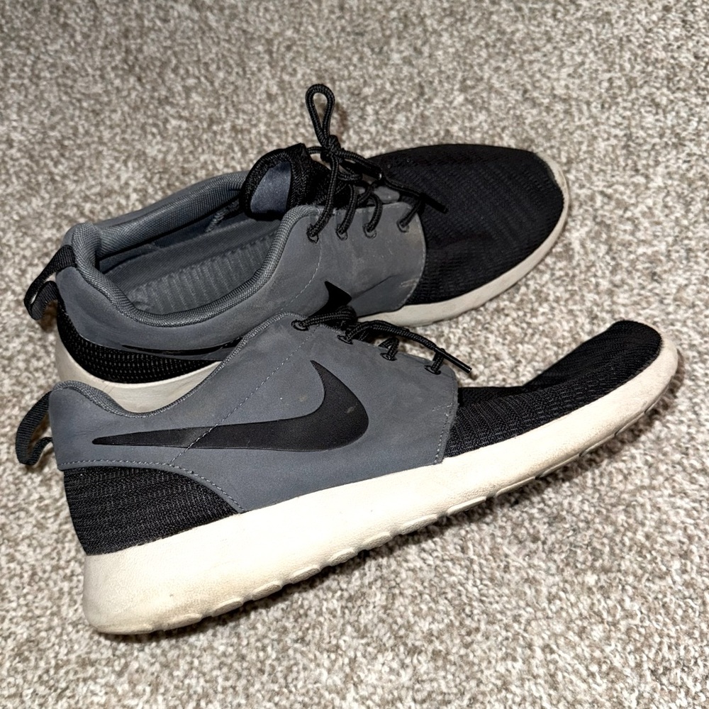 Nike Running Shoe Men’s Sneaker Gray and Black Activewear Atheltic Shoe